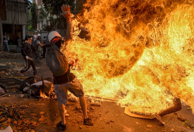 El hecho se dio durante protestas dos días después de que Nicolás Maduro convocara una Asamblea Constituyente.