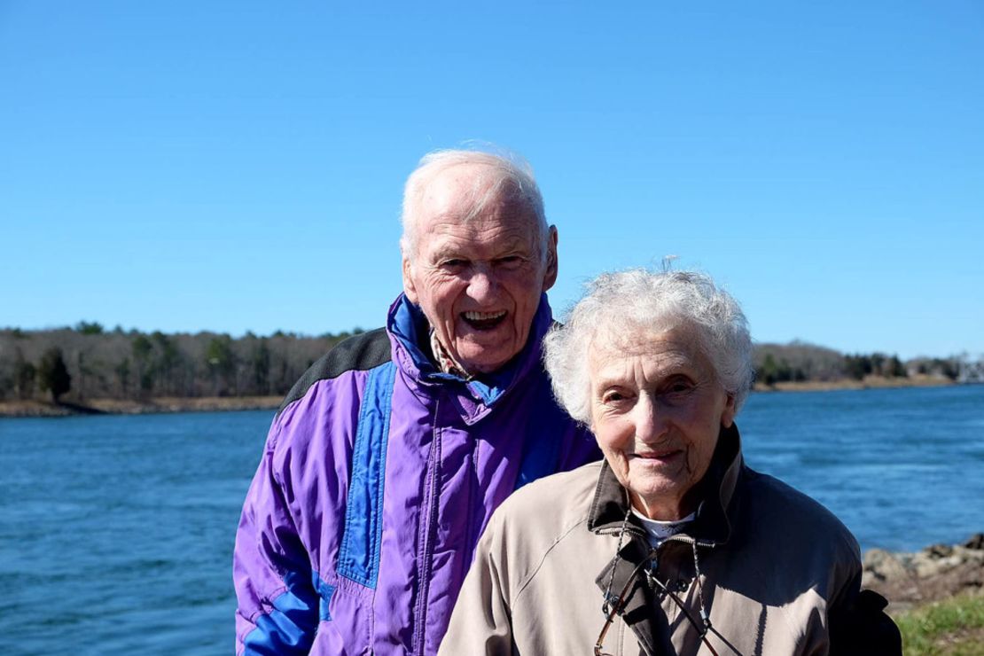 Caroline Mayer, con su esposo, Ed, en Cape Cod Canal, a comienzos de 2018.