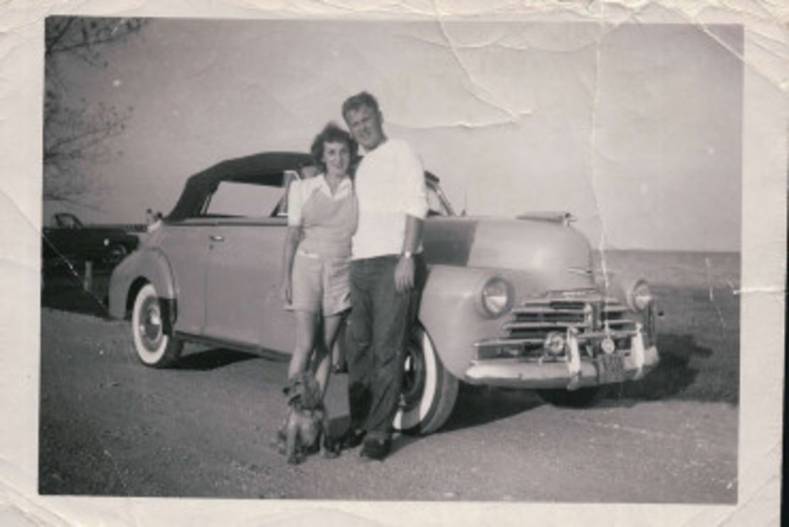 Caroline y Ed Mayer durante un viaje por West Virginia en 1950.