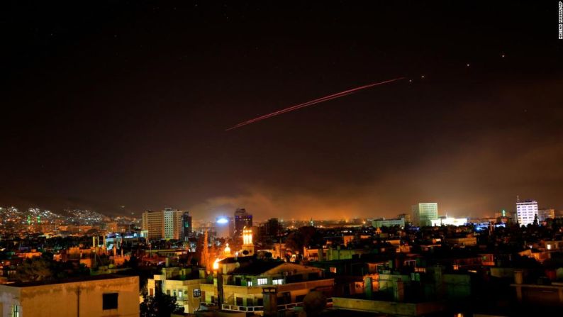 En el cielo de Damasco se ve el fuego antiaéreo sitio en medio del ataque.