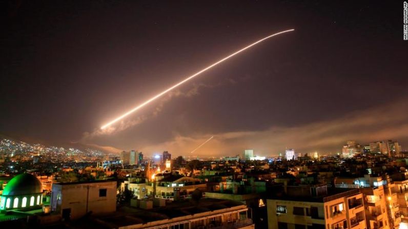 El cielo de Damasco se ilumina con los misiles antiaéreos como respuesta al ataque de Estados Unidos a Siria, la madrugada del sábado 14 de abril de 2018. La capital de Siria fue sacudida por fuertes explosiones que iluminaron el cielo con mucho humo. Donald Trump anunció ataques aéreos en represalia por el presunto uso de armas químicas por parte del país asiático.