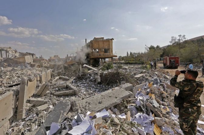 Un militar en el sitio del edificio destruido.