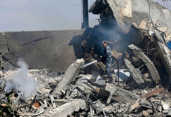 Un militar sirio en los restos del edificio que según Siria fue objetivo de los ataques aéreos de Estados Unidos, Gran Bretaña y Francia.