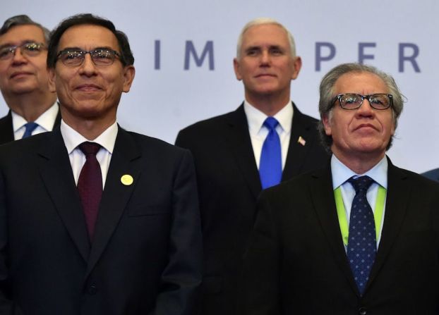 Atrás, el vicepresidente de Estados Unidos, Mike Pence, en representación del presidente Donald Trump, quien canceló su viaje a Perú por la crisis en Siria.