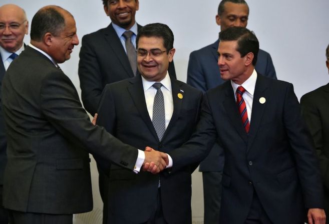 El presidente de México, Enrique Peña Nieto, saluda al presidente de Costa Rica, Guillermo Solís, frente al presidente de Honduras Juan Orlando Hernández.