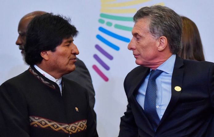 El presidente de Bolivia, Evo Morales, habla con el presidente de Argentina, Mauricio Macri.