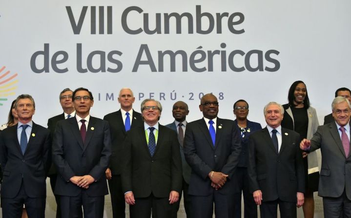 De izquierda a derecha: el presidente de Argentina, Mauricio Macri; el presidente de Perú, Martín Vizcarra; el secretario general de la OEA, Luis Almagro; el primer ministro de Bahamas, Hubert Minnis; el presidente de Brasil, Michel Temer, y el presidente de Chile Sebastián Piñera posan para la foto.