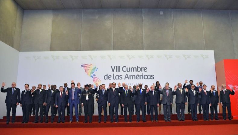 La Cumbre de las Américas en Lima, Perú, comenzó su segundo día de trabajo oficial con la tradicional fotografía de líderes asistentes. CRIS BOURONCLE/AFP/Getty Images)