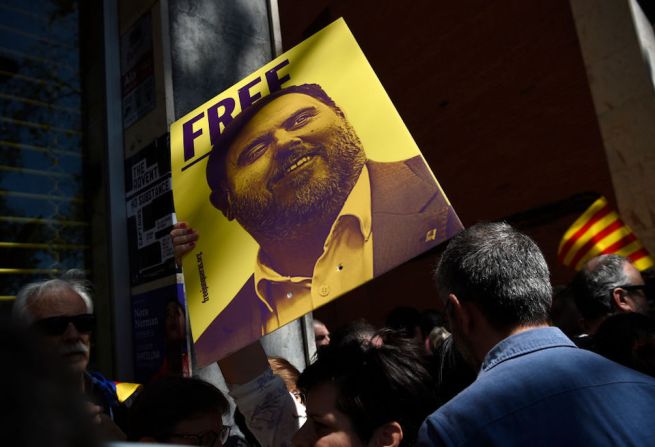 Una fotografía del encarcelado exvicepresidente de Cataluña Oriol Junqueras durante la manifestación.