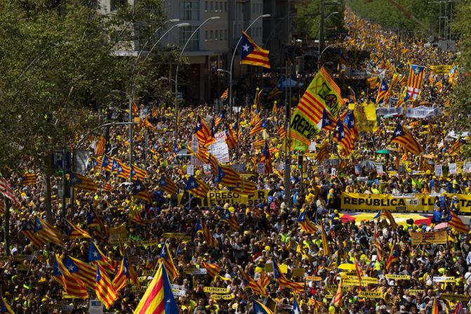 Este domingo se realizó en España una multitudinaria manifestación en Barcelona para pedir la libertad de los políticos independentistas que permanecen en prisión.