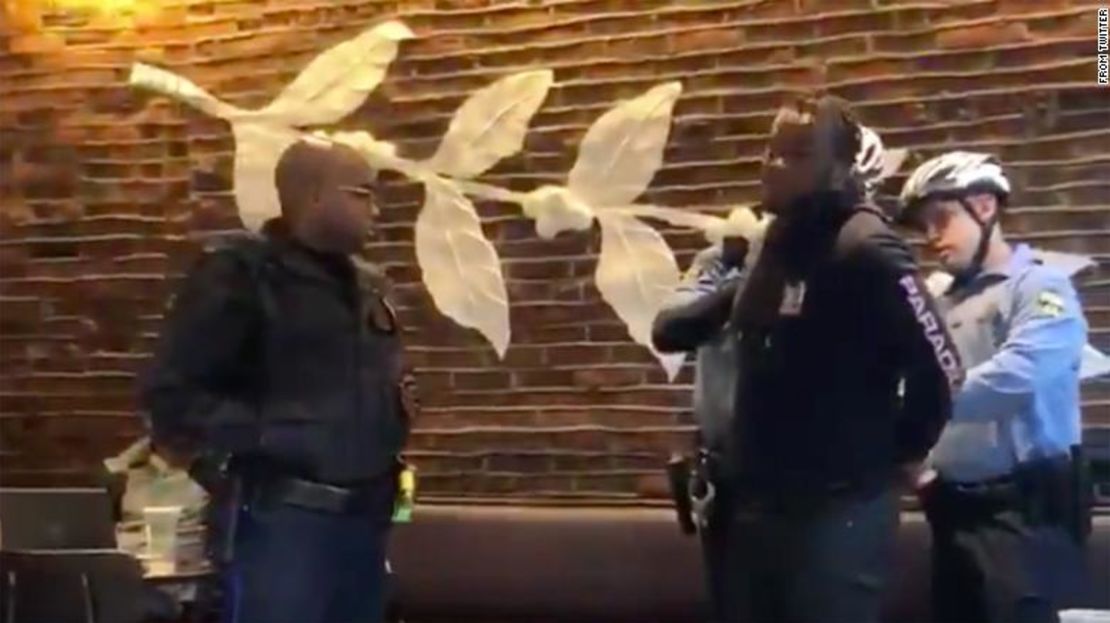 Imagen del video en el que se ve a policías deteniendo a dos hombres en un Starbucks en Filadelfia.