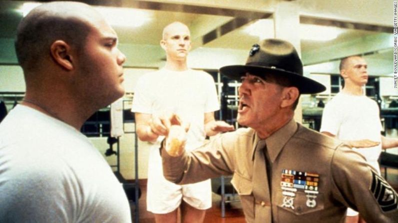 Lee Ermey ganó una nominación al Globo de Oro por su papel en la película de 1987, Full Metal Jacket, dirigida por Stanley Kubrick. Murió el 15 de abril de 2018 por complicaciones de neumonía.