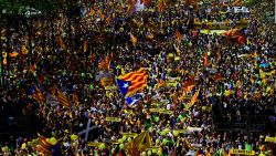 CNNE 515058 - las calles de barcelona se vistieron de amarillo en protestas independentistas