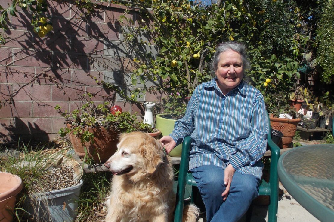 Inez Shakman vive en Ventura, California, y fue diagnosticada recientemente con enfermedad pulmonar obstructiva crónica (EPOC). Pasea a su perro, Joy, cuando puede, pero le falta el aliento con facilidad.