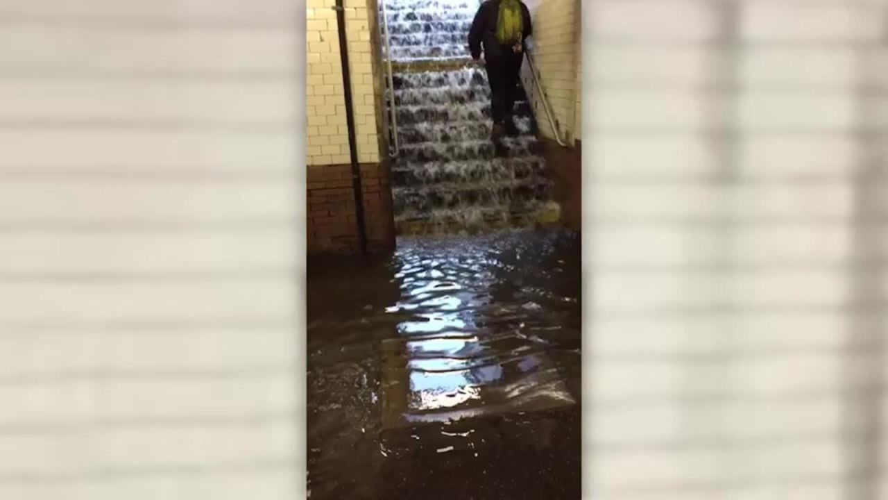 CNNE 515160 - lluvias e inundaciones en el metro de nueva york