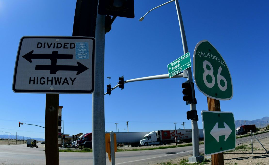 Señales de tránsito en una importante intersección de la autopista en Salton City, California.