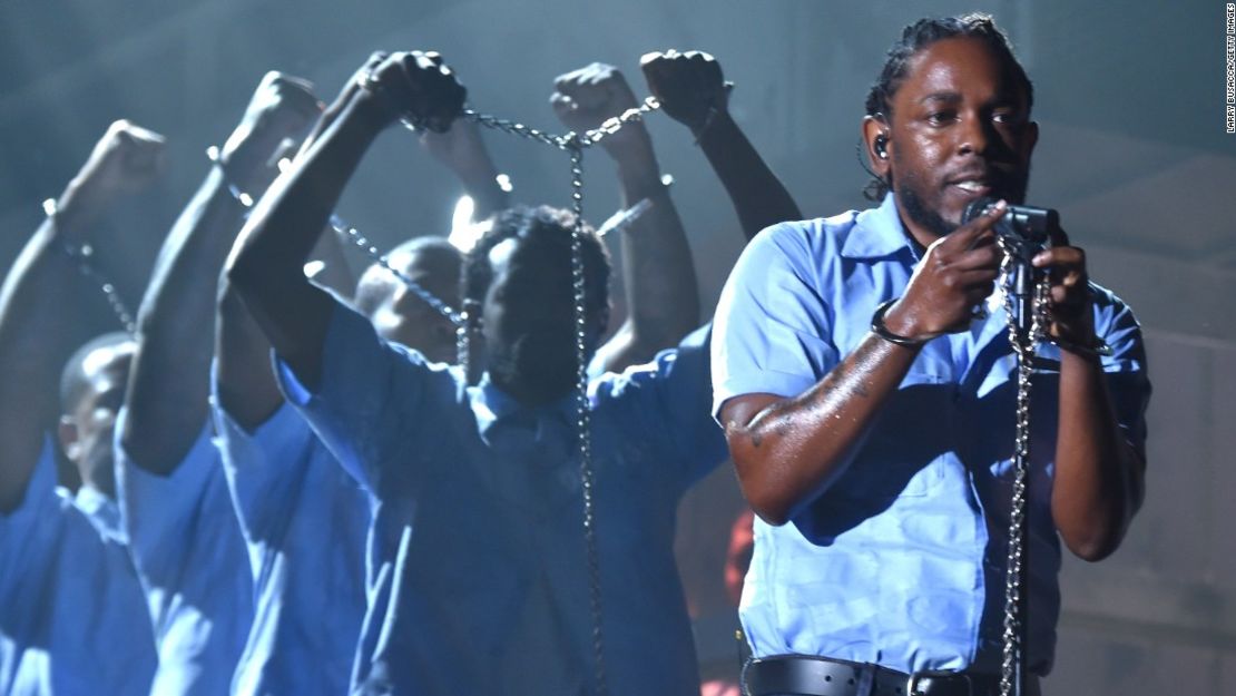 El rapero Kendrick Lamar durante una presentación en los Premios Grammy 2016.