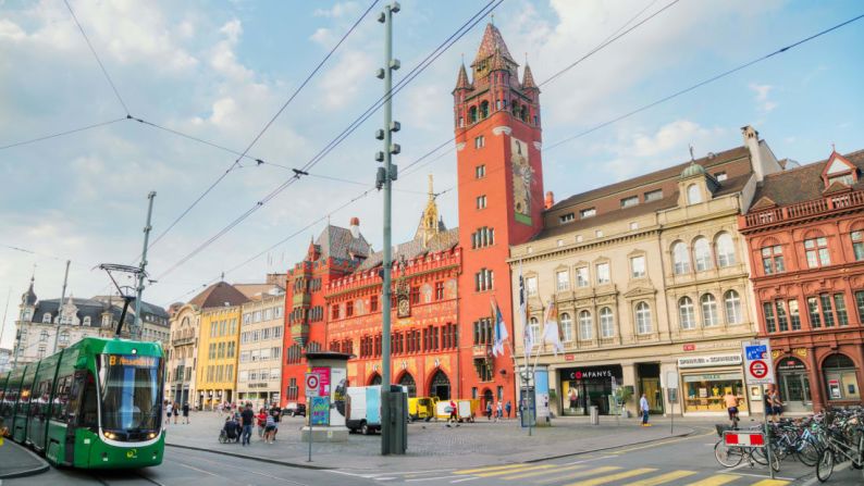 Basel, Suiza — Las ciudades suizas dominan el reporte, en gran parte debido al alto rendimiento de la moneda suiza. Basel, la tercera ciudad más popular del país, está en el lugar nueve.