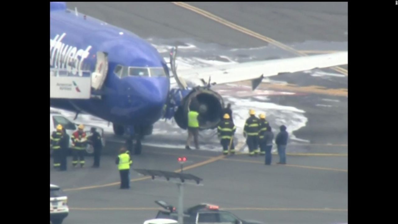 CNNE 515467 - avion aterriza de emergencia en filadelfia