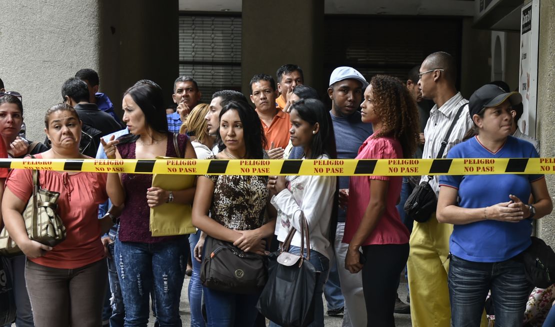 Venezolanos esperan en los exteriores del Consulado de Chile en Caracas para tramitar una visa de Responsabilidad Democrática.