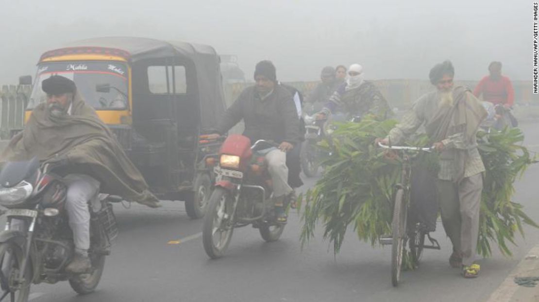 Viajeros indios hacen su camino a través del fuerte humo en Amritsar, en noviembre de 2017.