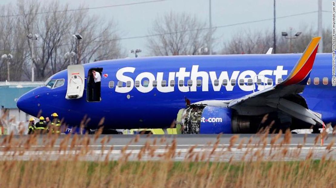 El avión de Southwest sufrió daños graves en el motor de su ala izquierda.