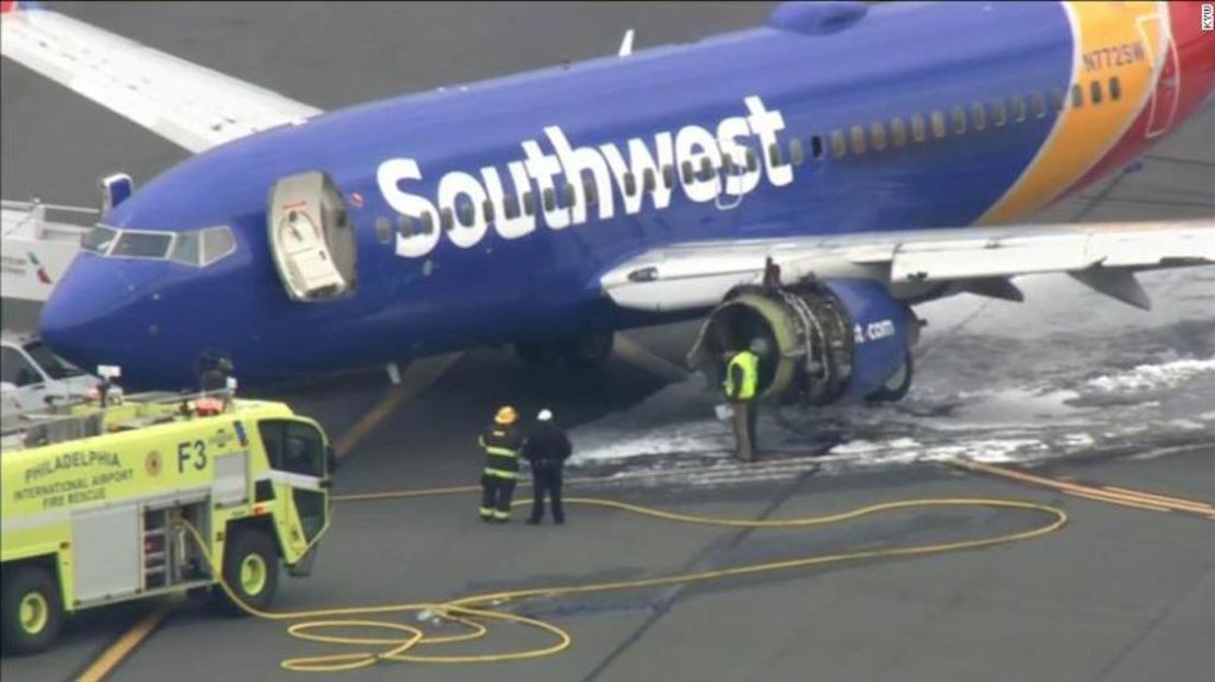 El avión de Southwest perdió una ventana. La aeronave permanecía en la pista del aeropuerto de Filadelfia el martes por la tarde.