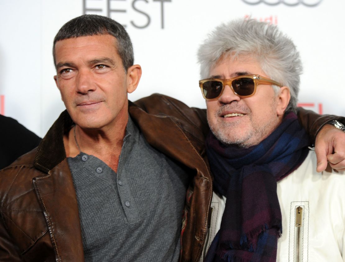 Antonio Banderas y Pedro Almodóvar en un evento en Hollywood, California, el 7 de noviembre de 2011.