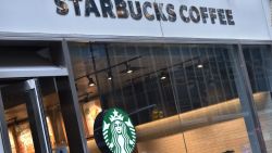 CNNE 515736 - por un dia, starbucks cierra sus puertas para educar sobre prejuicio racial