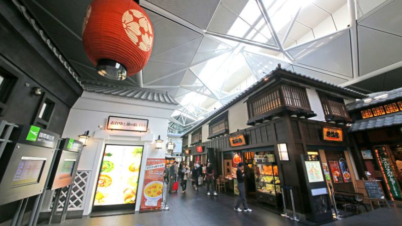 Calles gastronómicas: fácilmente podrías olvidar que estabas en un aeropuerto mientras paseas por "calles" de tiendas y restaurantes del aeropuerto de Chubu, cerca de Nagoya, en Japón.