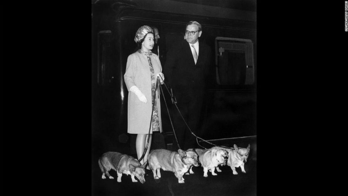 La reina Isabel II con sus corgis, en 1969