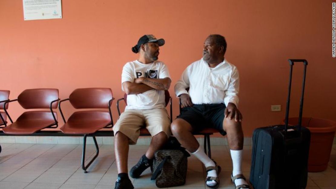 Joe Garcia y Radamés Cabral Trinidad viajan con bolsas de frazadas, almohadas y chaquetas para mantenerse cómodos durante el tratamiento de diálisis.