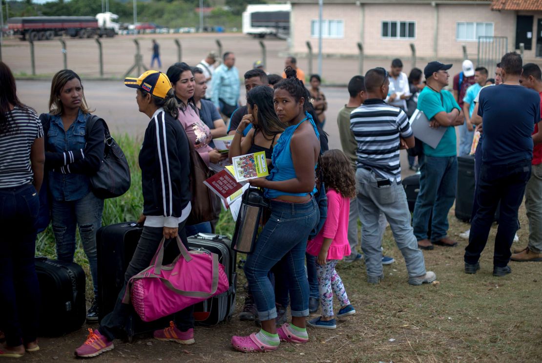 Venezolanos hacen cola en la frontera entre Venezuela y Brasil en Pacaraima, Roraima, el 28 de febrero de 2018.