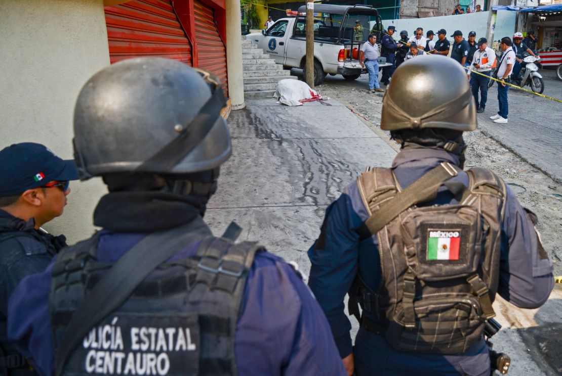 Policía llega al lugar de un crimen en el que hubo un muerto en Acapulco, en el estado de Guerrero, el 18 de abril de 2018.