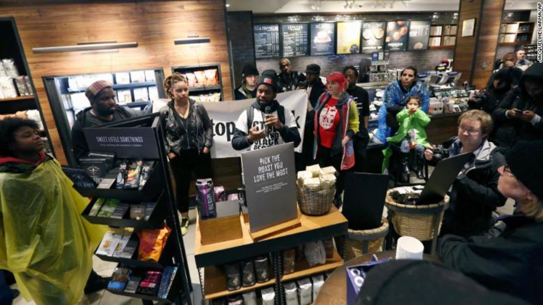 Manifestación en una tienda de Starbucks en Filadelfia.