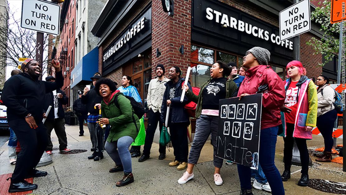 CNNE 516212 - manifestacion frente a starbucks tras echar a dos clientes negros