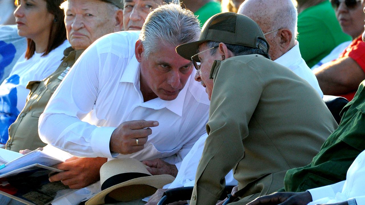 Cuban President Raul Castro (R) talks with First Vice President Miguel Diaz Canel (L), during the homage for the 50th anniversary of Ernesto "Che" Guevara's death, in Santa Clara, Cuba, on October 8, 2017.
P / AFP PHOTO / YAMIL LAGE