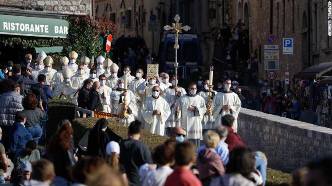 Una procesión recorre las calles de Asís, Italia, antes de la ceremonia de beatificación de Carlo Acutis, de 15 años.