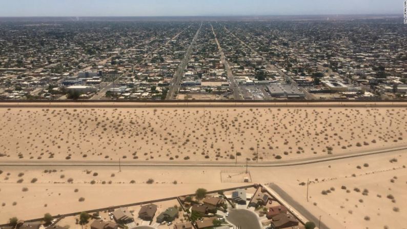 El lado mexicano de la frontera está representado en la parte superior de la imagen, y Arizona en la parte inferior.