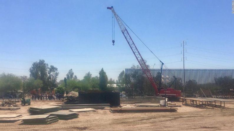 La valla de bolardos de acero de 9 metros se erige en Calexico, California. El proyecto de reemplazo fue autorizado en el presupuesto del gobierno por el Congreso en 2017 y reemplaza a la cerca que palidece en comparación con la nueva estructura.