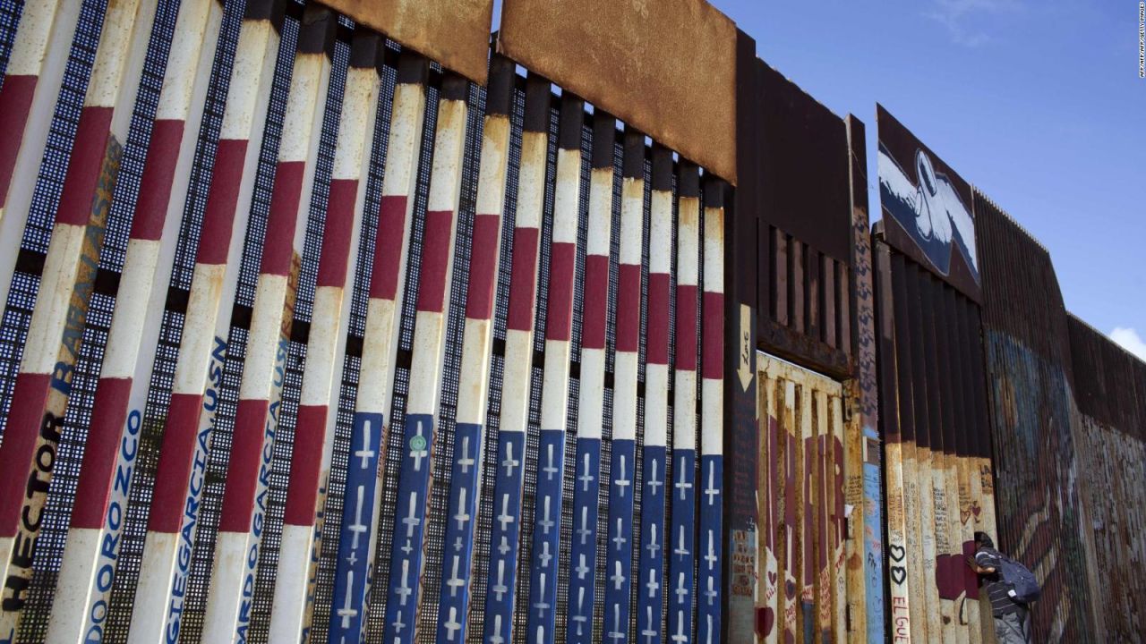 CNNE 516537 - bandera de ee-uu- pintada en la frontera con mexico causa controversia