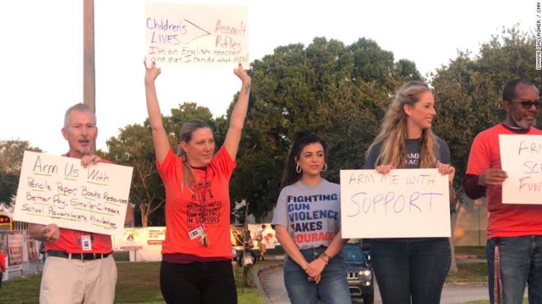 Los profesores de la secundaria Marjory Stoneman Douglas se manifestaron antes de iniciar clases este viernes