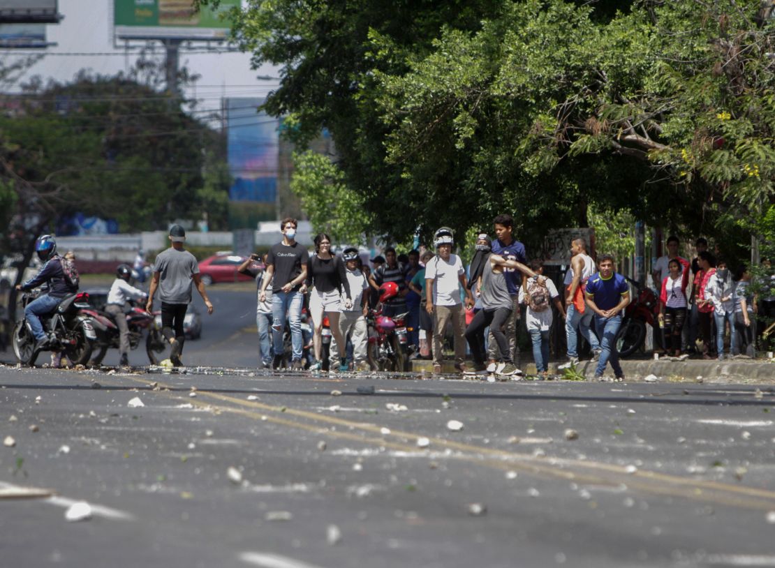 Estudiantes chocan con la policía antidisturbios frente a la Universidad Politécnica durante una protesta contra las reformas del gobierno en el Instituto de Seguro Social en Managua el 19 de abril de 2018.