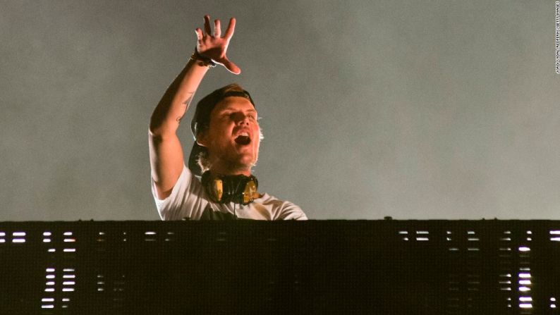 Avicci — El DJ sueco Avicii, cuyo nombre real era Tim Bergling, murió el 20 de abril de 2018. Fue encontrado muerto en Mascate, Omán, ese viernes por la tarde. Avicii fue uno de los DJs de gira más exitosos en la industria, trabajando con artistas como Madonna. Tuvo un éxito pop crossover en 2013 llamado "Wake Me Up".