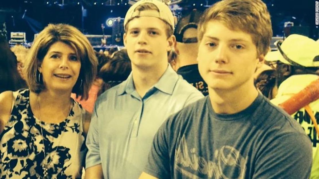 Jack y Nick Savage con su mamá, Becky.