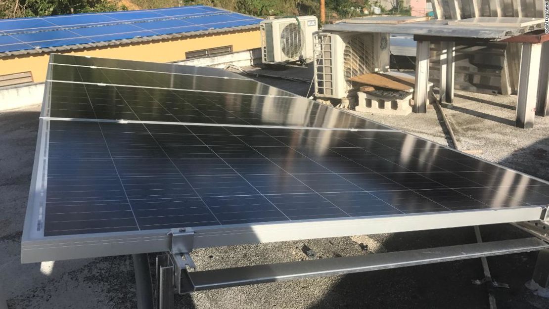 Frank dice que su experiencia en trabajos eléctricos le ayudó con la instalación del panel solar para hacerle frente a los apagones en Puerto Rico.