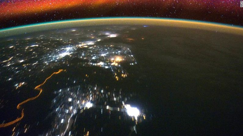 En esta imagen tomada desde la Estación Espacial Internacional se pueden ver brillantes franjas de color rojo en la atmósfera superior, conocidas como "brillo de aire". La misión ICON de la NASA, con un posible lanzamiento en 2018, observará cómo las interacciones entre el clima terrestre y una capa de partículas cargadas llamada ionosfera crean este colorido resplandor.