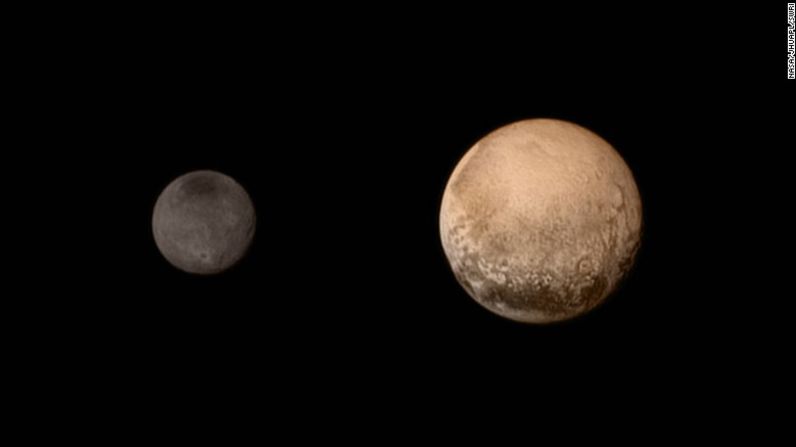 Ninguna nave espacial había ido a Plutón antes de que New Horizons de la NASA hicieran su sobrevuelo el 14 de julio de 2015. La sonda envió imágenes asombrosas y detalladas de Plutón y su luna más grande, Charon. También deslumbró a los científicos con nueva información sobre la atmósfera y el paisaje de Plutón. New Horizons todavía sigue hoy yendo hacia el Cinturón de Kuiper.