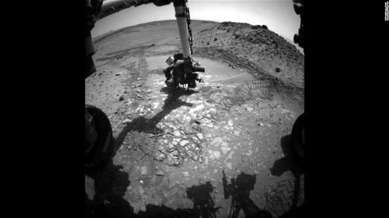 Esta imagen muestra al Curiosity haciendo un simulacro de prueba en una roca llamada "Bonanza King" para determinar si sería un buen lugar para cavar más profundo y tomar una muestra.