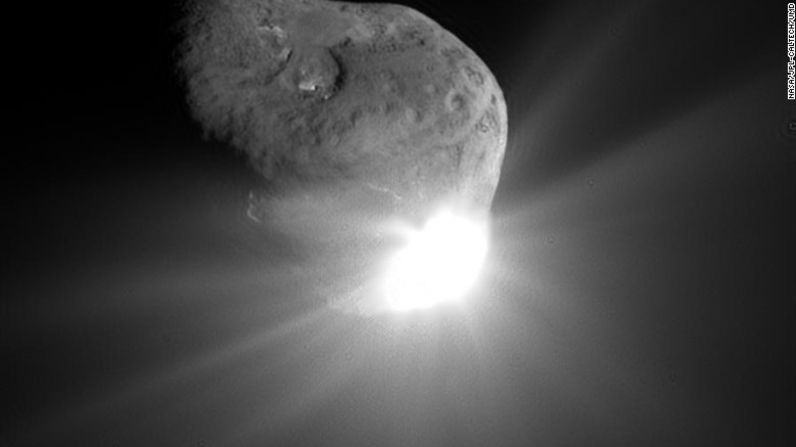 La nave espacial Deep Impact de la NASA fue lanzada el 12 de enero de 2005, y viajó 431 millones de kilómetros para lanzar su sonda al cometa Tempel 1 el 4 de julio de 2005. Esta imagen de Tempel 1 fue tomada por la cámara de Deep Impact 67 segundos después de que la sonda alcanzara el cometa. La luz dispersa de la colisión saturó el visor de la cámara y causó el brillante chapoteo visto en esta imagen. Se suponía que la misión Deep Impact terminaría unas semanas más tarde, pero la NASA aprobó una extensión y renombró la nave espacial y la envió al vuelo del cometa Hartley 2 en noviembre de 2010. La sonda dejó de comunicarse con los administradores de la misión en septiembre de 2013 y se le declaró perdida.